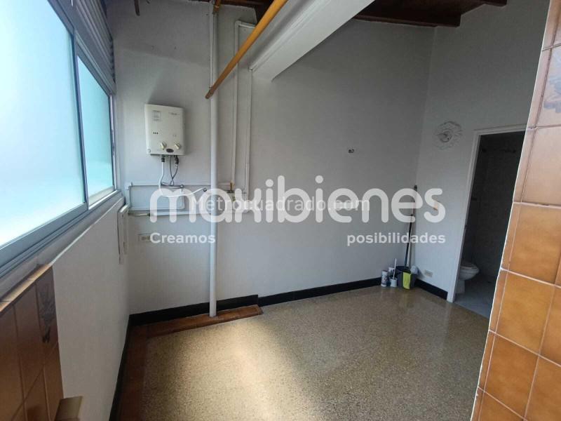 Spacious 4BR Apartment in Calasanz - 4