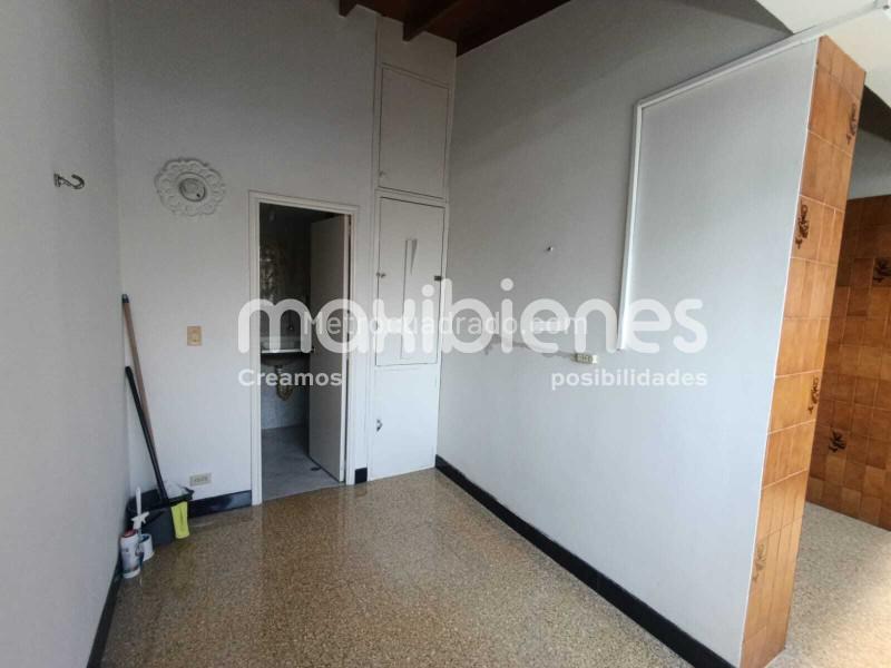 Spacious 4BR Apartment in Calasanz - 5