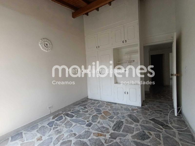 Spacious 4BR Apartment in Calasanz - 8