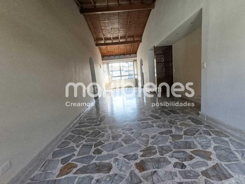 Spacious 4BR Apartment in Calasanz - 9