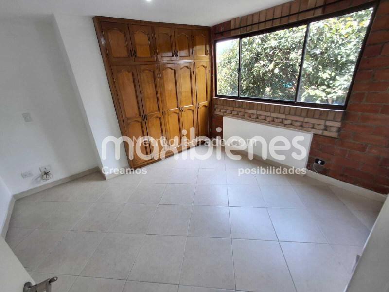 3BR Apartment in Closed Unit near Parque de la Floresta, Medellín - 5