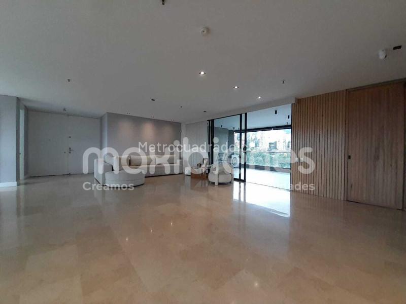 Spacious 4BR Apartment in Los Balsos - 6