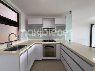 Apartamento de 3 alcobas en arriendo en Altos Del Poblado, Medellín, 95 m² · foto 2 de 16