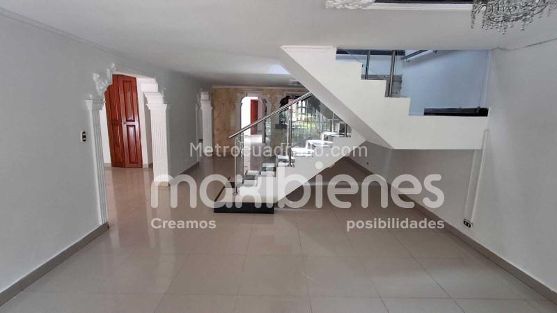 Casa Amplia de 5 Alcobas con Servicios Modernos en Almería