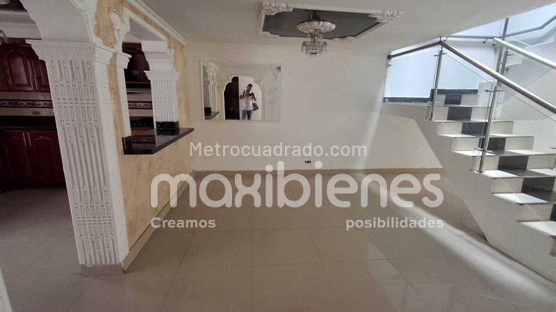 Casa Amplia de 5 Alcobas con Servicios Modernos en Almería - 2