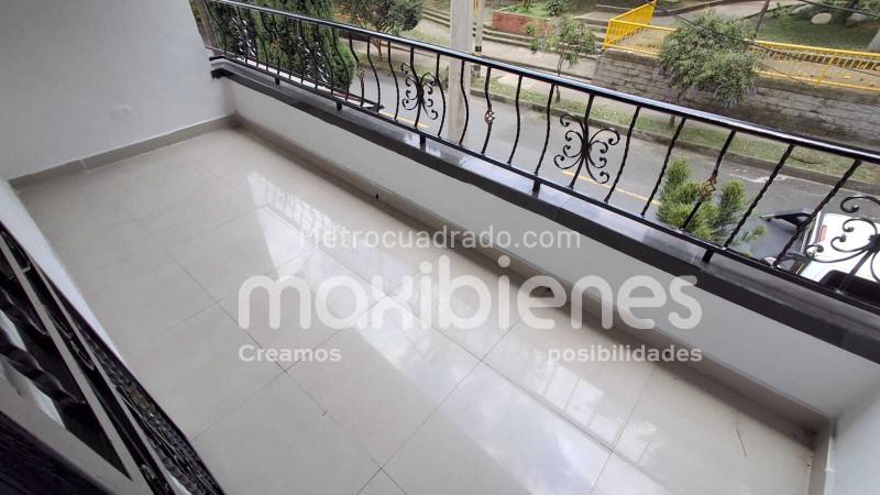 Casa Amplia de 5 Alcobas con Servicios Modernos en Almería - 3
