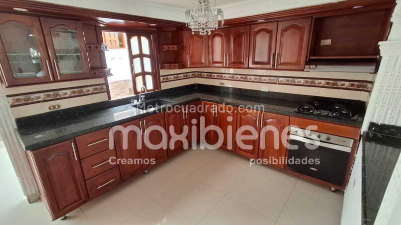 Casa Amplia de 5 Alcobas con Servicios Modernos en Almería - 4