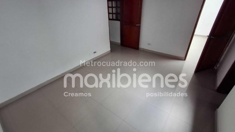 Casa Amplia de 5 Alcobas con Servicios Modernos en Almería - 5