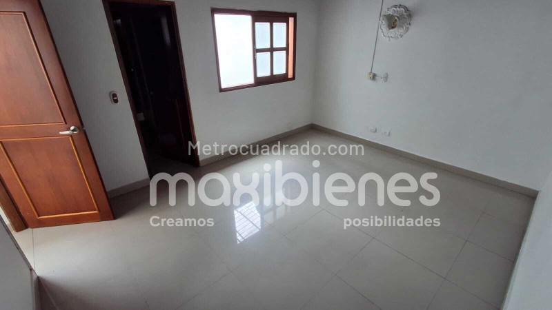 Casa Amplia de 5 Alcobas con Servicios Modernos en Almería - 6
