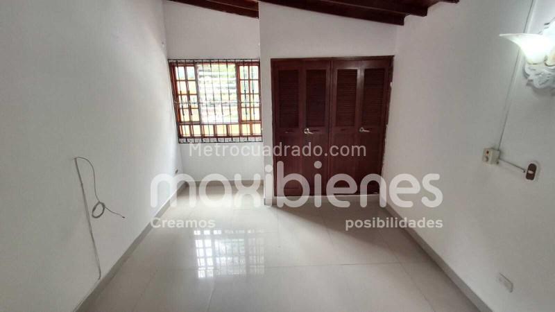 Casa Amplia de 5 Alcobas con Servicios Modernos en Almería - 7
