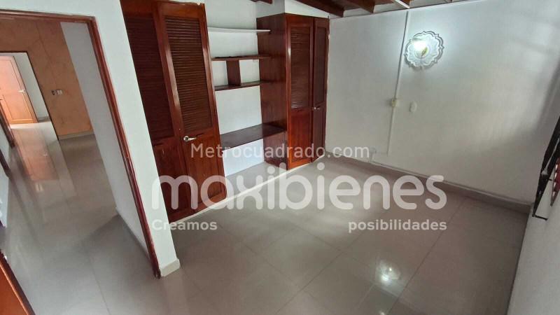 Casa Amplia de 5 Alcobas con Servicios Modernos en Almería - 8