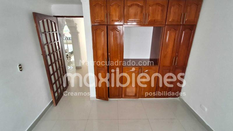 Casa Amplia de 5 Alcobas con Servicios Modernos en Almería - 9
