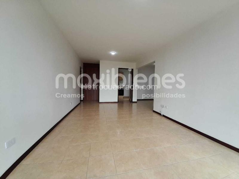 3BR Apartment in Los Balsos, El Poblado with Parking & Elevator