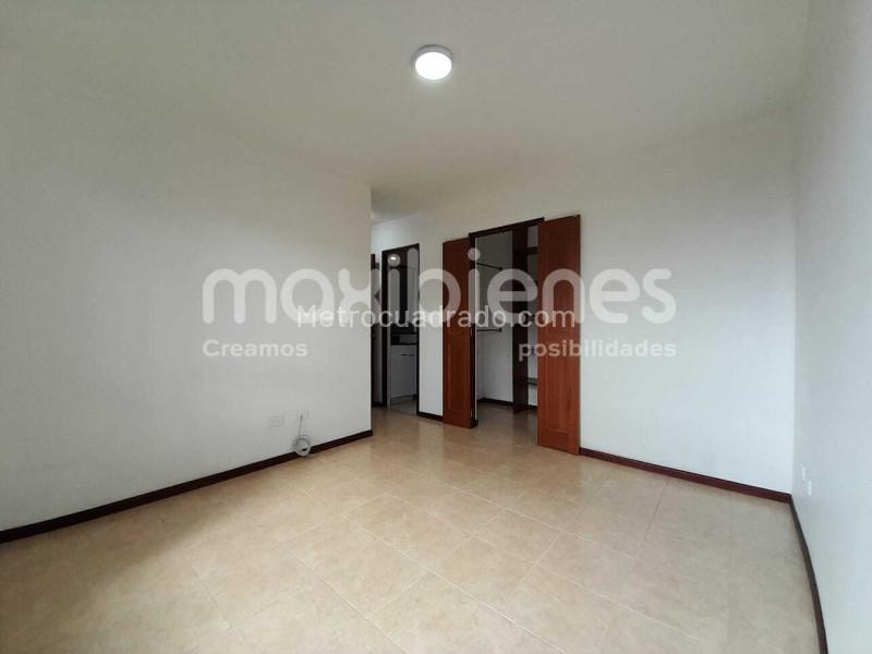 Apartamento de 3 Alcobas en Los Balsos con Parqueadero y Ascensor - 3