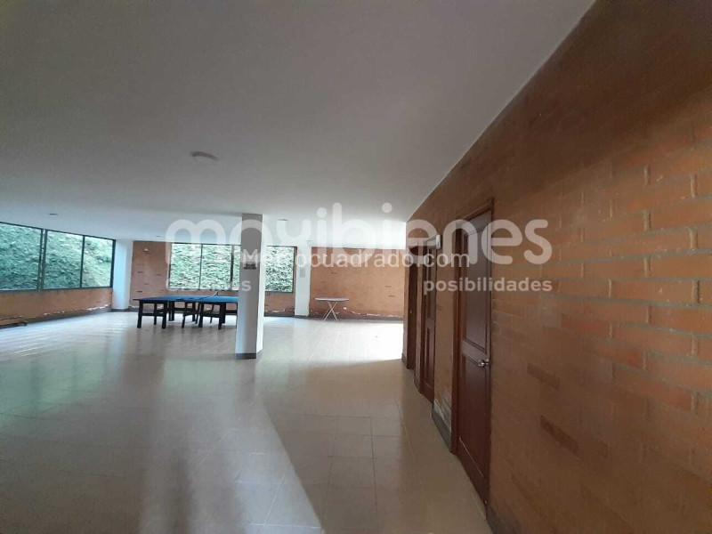 Apartamento de 3 Alcobas en Los Balsos con Parqueadero y Ascensor - 8