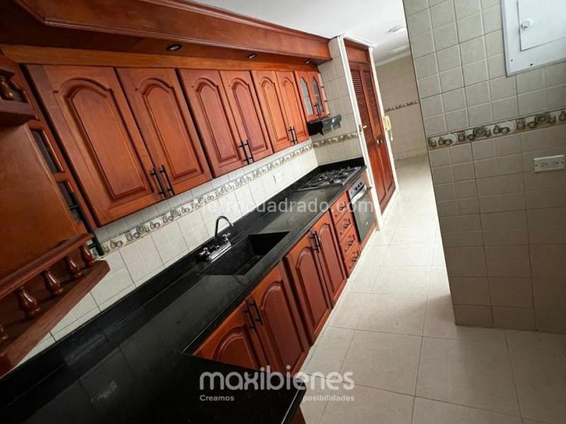 Apartamento Amplio de 5 Alcobas en Laureles - 2