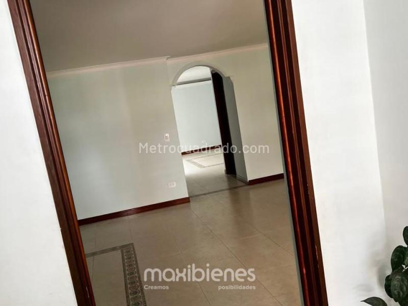 Apartamento Amplio de 5 Alcobas en Laureles - 4