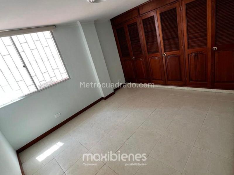 Apartamento Amplio de 5 Alcobas en Laureles - 8