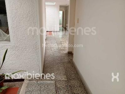 Casa de 5 alcobas en arriendo en Florida Nueva, Medellín, 375 m² · foto 4 de 12