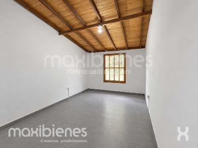 Casa de 3 alcobas en venta en Manrique Central 1, Medellín, 934 m² · foto 3 de 10
