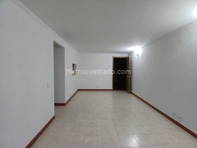 Apartamento Cómodo de 3 Alcobas en La Candelaria - 2