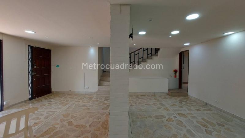 Casa de 5 Alcobas con Baños Privados en Laureles - 6