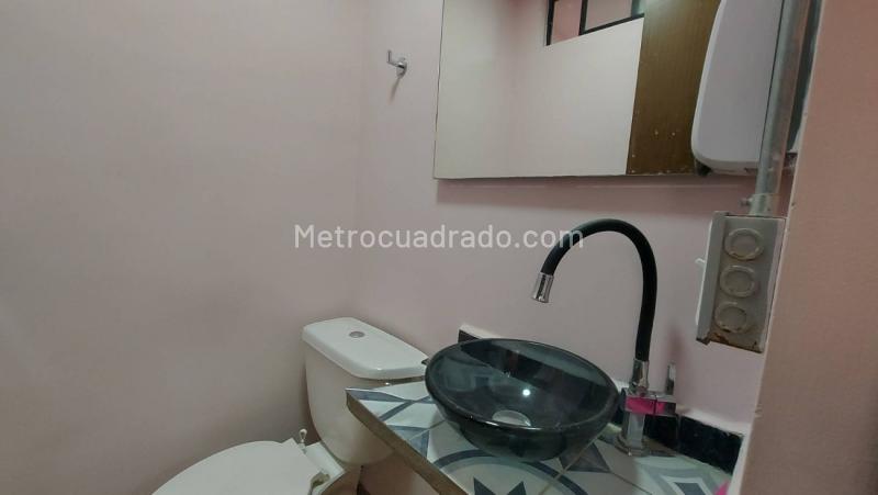 Casa de 5 Alcobas con Baños Privados en Laureles - 9