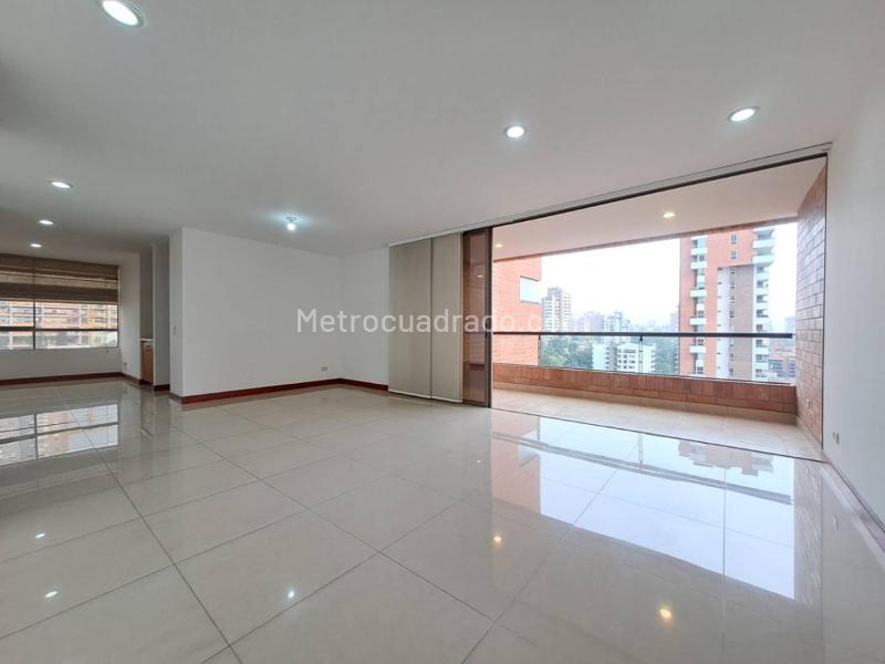 Apartamento de 2 Alcobas con Piscina en Loma de los Parra