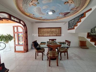 Casa de 3 alcobas en arriendo en Los Colores, Medellín, 320 m² · foto 4 de 20