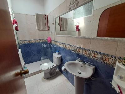 Casa de 3 alcobas en arriendo en Los Colores, Medellín, 320 m² · foto 11 de 20