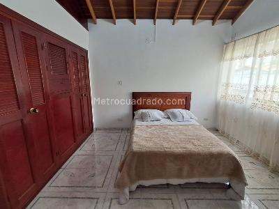 Casa de 3 alcobas en arriendo en Los Colores, Medellín, 320 m² · foto 12 de 20