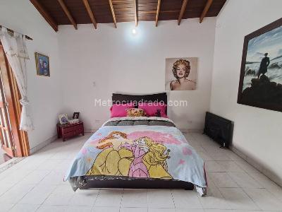 Casa de 3 alcobas en arriendo en Los Colores, Medellín, 320 m² · foto 13 de 20
