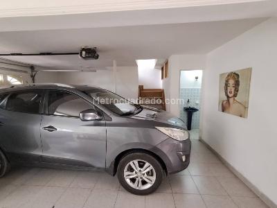 Casa de 3 alcobas en arriendo en Los Colores, Medellín, 320 m² · foto 14 de 20