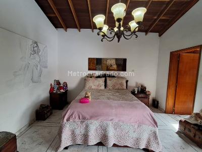 Casa de 3 alcobas en arriendo en Los Colores, Medellín, 320 m² · foto 15 de 20