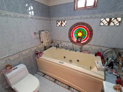 Casa de 3 alcobas en arriendo en Los Colores, Medellín, 320 m² · foto 17 de 20