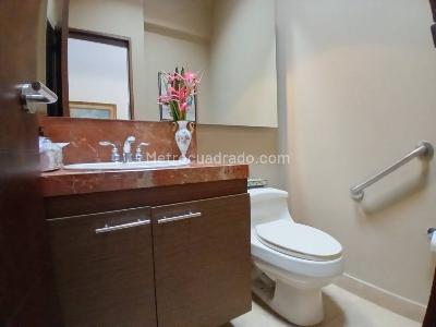 Casa de 3 alcobas en arriendo en Los Balsos, Medellín, 333 m² · foto 3 de 20