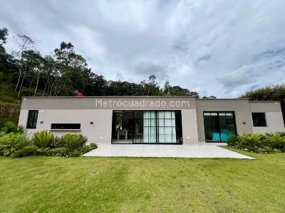 Casa de 3 alcobas en venta en Llano Grande, Rionegro, 236 m² · foto 2 de 20