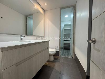 Apartaestudio en arriendo en El Tesoro, Medellín, 61 m² · foto 8 de 11
