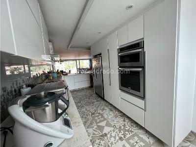 Apartamento de 3 alcobas en venta en Los Rosales, Bogotá, 215 m² · foto 14 de 18