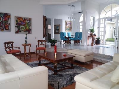 Casa de 3 alcobas en venta en San Jose De Bavaria, Bogotá, 370 m² · foto 1 de 17