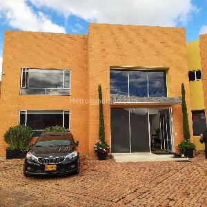 Casa de 5 alcobas en venta en San Jose De Bavaria, Bogotá, 560 m² · foto 2 de 18