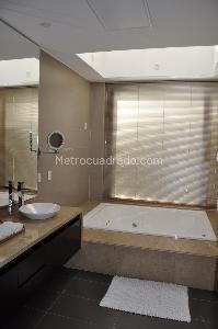 Casa de 5 alcobas en venta en San Jose De Bavaria, Bogotá, 570 m² · foto 3 de 19