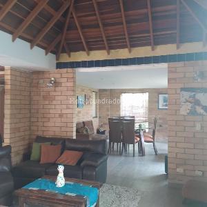 Casa de 4 alcobas en venta en San Jose De Bavaria, Bogotá, 240 m² · foto 2 de 6