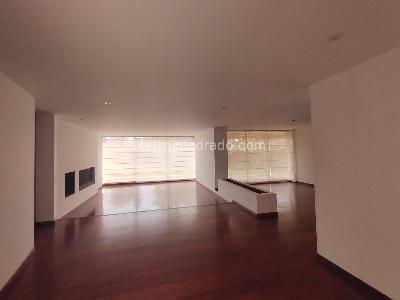 Casa de 5 alcobas en venta en San Jose De Bavaria, Bogotá, 460 m² · foto 1 de 17