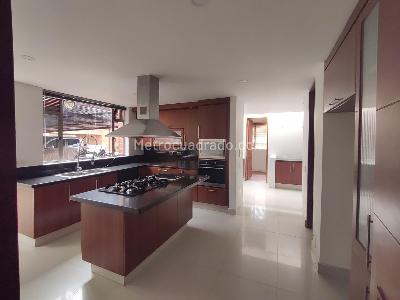 Casa de 5 alcobas en venta en San Jose De Bavaria, Bogotá, 460 m² · foto 3 de 17