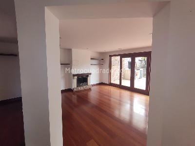 Casa de 3 alcobas en venta en San Jose De Bavaria, Bogotá, 340 m² · foto 2 de 19