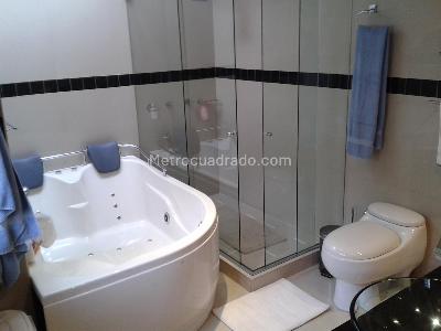 Casa de 5 alcobas en venta en San Jose De Bavaria, Bogotá, 340 m² · foto 2 de 19