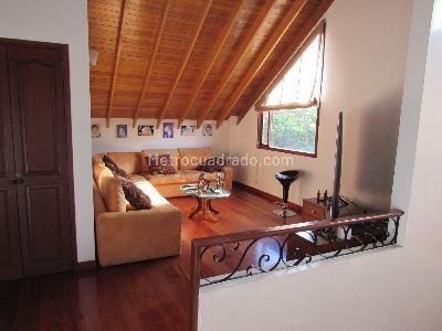Casa de 4 alcobas en venta en San Jose De Bavaria, Bogotá, 300 m² · foto 2 de 17