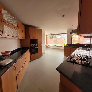 Casa de 4 alcobas en venta en San Jose De Bavaria, Bogotá, 800 m² · foto 2 de 16