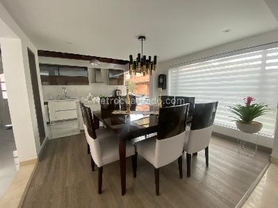 Casa de 4 alcobas en venta en San Jose De Bavaria, Bogotá, 290 m² · foto 2 de 15